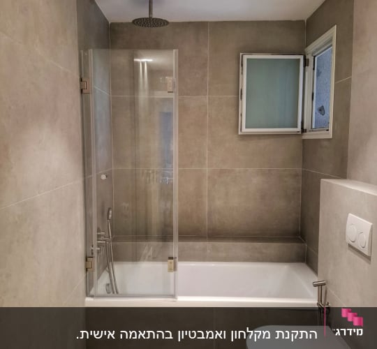 מקלחת עם ראש גשם ודלת זכוכית